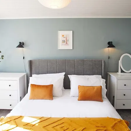 Host & - The Snug