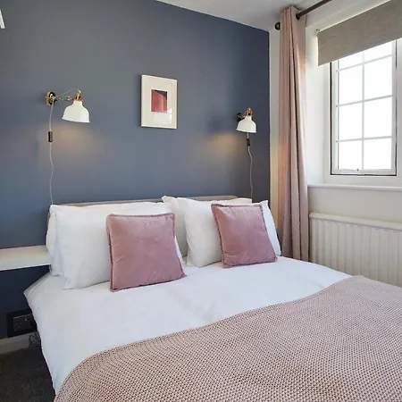Holiday home Host & - The Snug *
