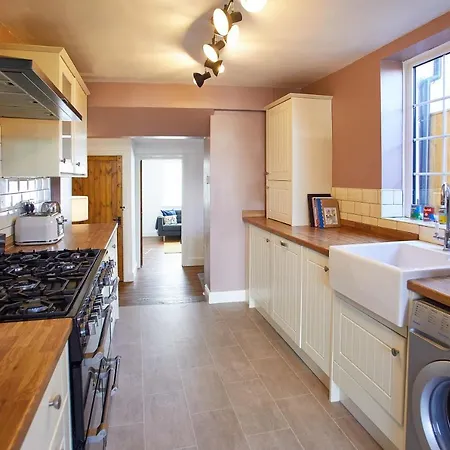 Holiday home Host & - The Snug *